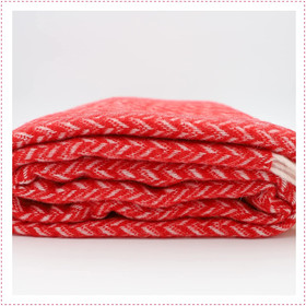 Wohndecke Fair Deluxe Wolle pur | Wolldecke aus 100% Wolle | Couchdecke / Sofadecke | Wohlfühlende und Anschmiegsame Kuscheldecke | 100% Reine Wolle mit Fransenborde (Rot/Zacken Muster)