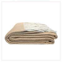 Wohndecke Fair Deluxe Cotton all seasons | Wolldecke aus 50% Baumwolle, 30% Polyester und 20% Acryl | Couchdecke / Sofadecke | Wohlfühlende und Anschmiegsame Kuscheldecke | Wolldecke mit Fransenborde (Beige/Weiß Rautenmuster)