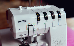 Brother Overlock Maschine Airflow - 3000 | Elektronische Einfädelungs-Technologie | LED Fehleranzeige