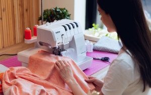 Brother Overlock Maschine Airflow - 3000 | Elektronische Einfädelungs-Technologie | LED Fehleranzeige